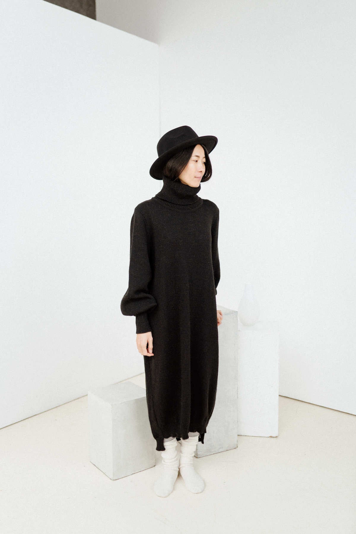 Black merino wool knitted dress with puffed sleeves HARUTO – Patis Project